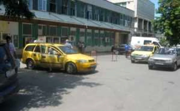 Craiova: Taxiurile staţionează în faţa Urgenţelor, deşi acest lucru este interzis