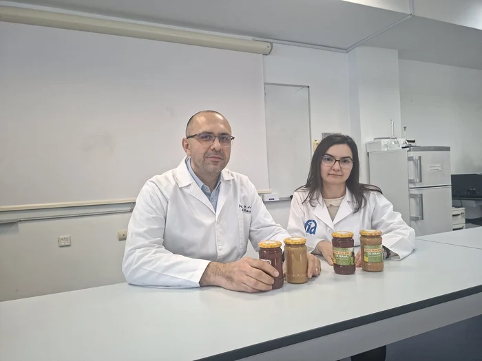 Profesorul universitar Mircea Oroian și inginerul doctor Daniela Pauliuc FOTO Cosmin Zamfirache