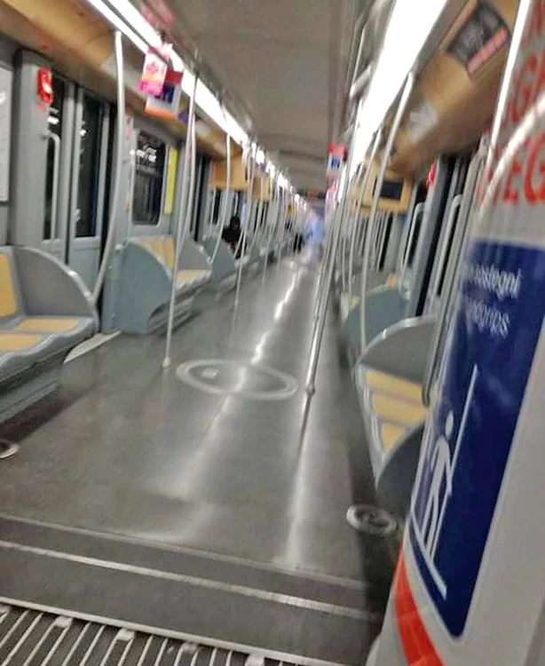 Metroul circulă gol, lumea speriată stă acasă