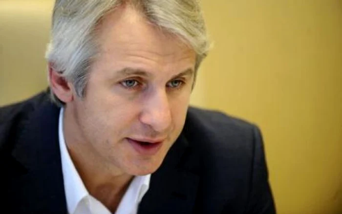 
    O fotografie cu ministrul de finanțe, Eugen Teodorovici, încălțat cu pantofi sport marca Louis Vuitton face furori pe InternetFOTO: adevarul.ro  