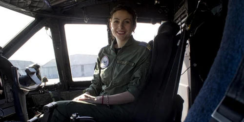 Simona Maierean femeie-pilot MIG 21 Lancer FOTO Arhivă Personală