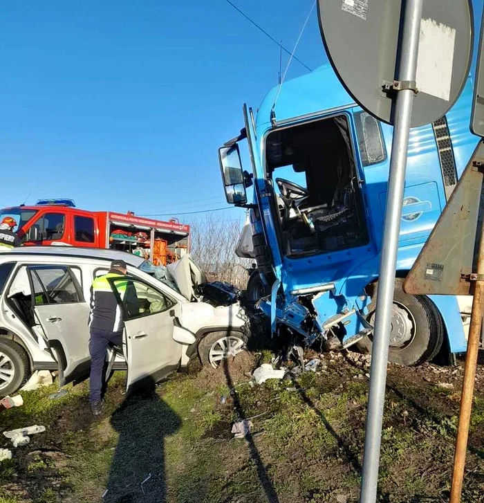Două femei au murit într-un accident între un TIR și un autoturism. FOTO: ISU Brăila