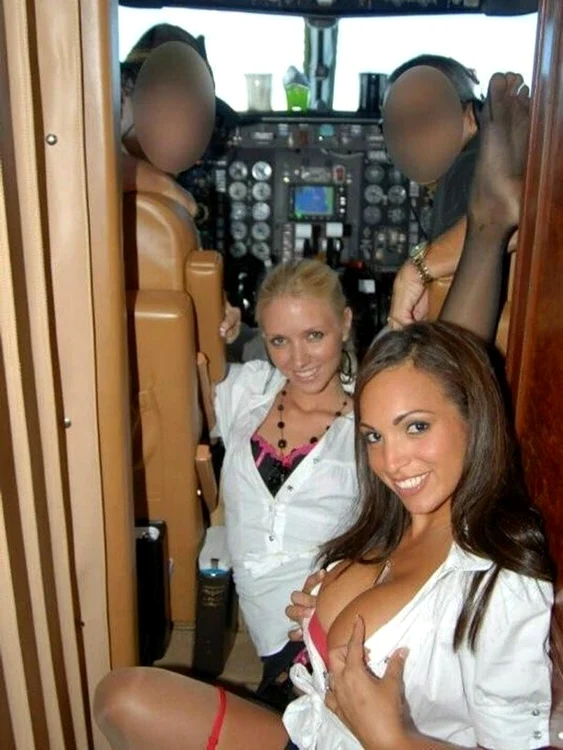 Însoțitoarea de bord a pozat sexy, în timpul unui zborfoto: CEN