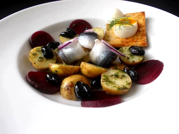 CARTOFI NOI CU HERING MARINAT