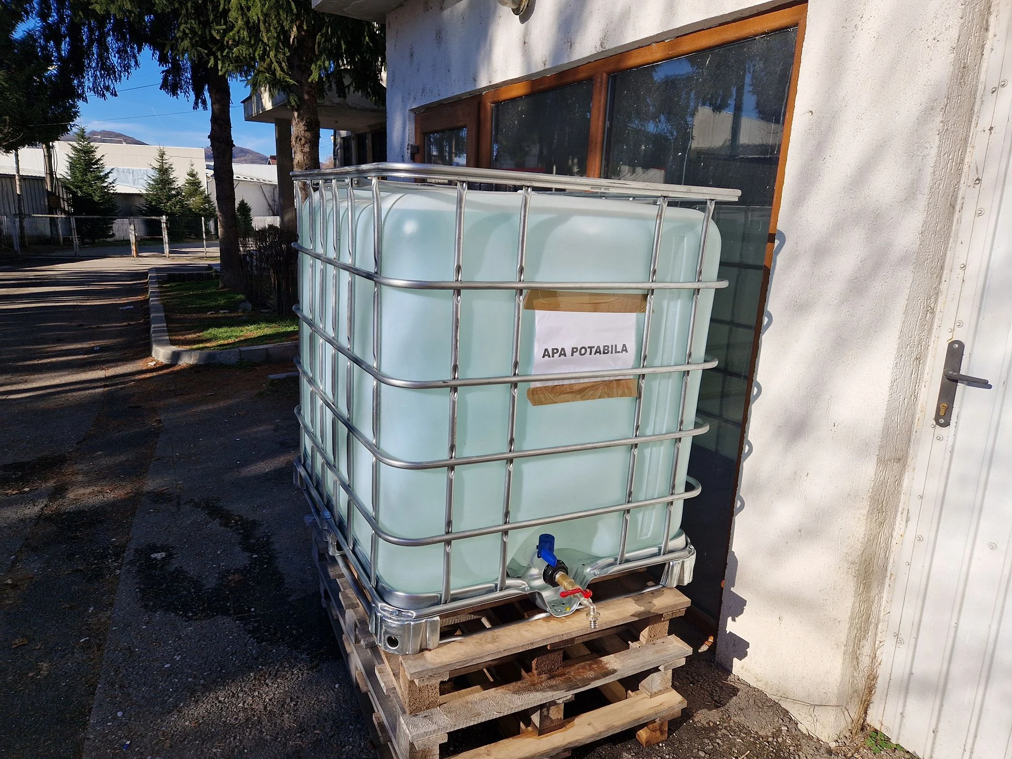 Apa din Curtea de Argeș nu mai conține bacterii, dar rămâne nepotabilă din cauza turbidității și a concentrațiilor ridicate de fier și clor