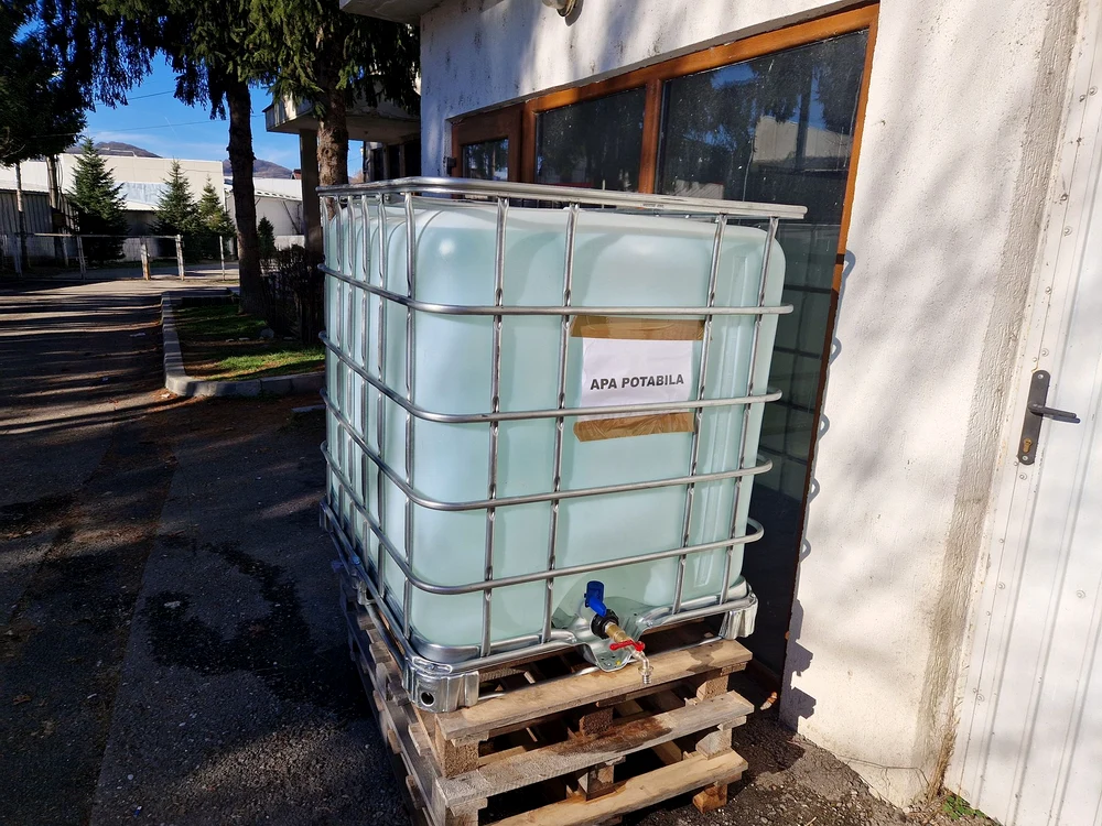 Primăria a pus la dispoziție recipiente cu apă potabilă pentru populație FOTO: Facebook