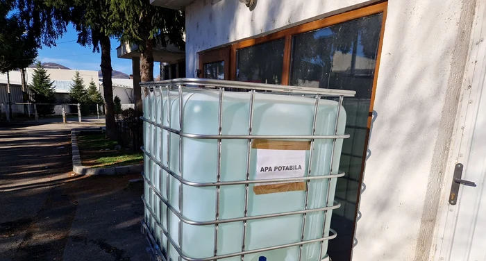 Primăria a pus la dispoziție recipiente cu apă potabilă pentru populație FOTO: Facebook