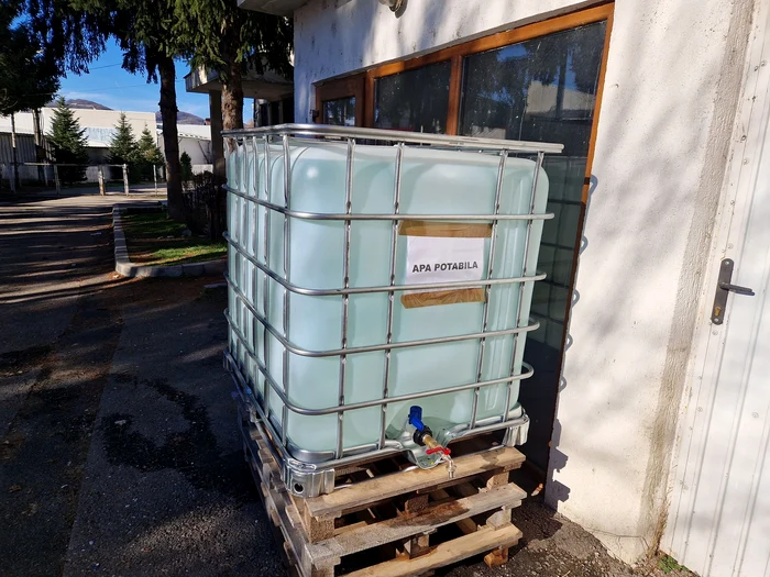 Primăria a pus la dispoziție recipiente cu apă potabilă pentru populație FOTO: Facebook