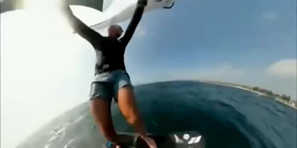Momentul in care o balena se ciocneste cu un surfer in Australia Sursa Naturels Amazing via Twitter mp4 thumbnail png