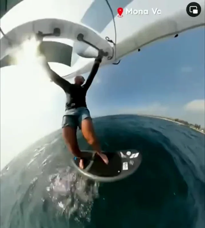 Momentul in care o balena se ciocneste cu un surfer in Australia Sursa Naturels Amazing via Twitter mp4 thumbnail png