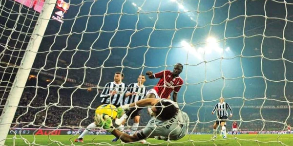 Buffon scoate mingea lui Muntari din poartă  