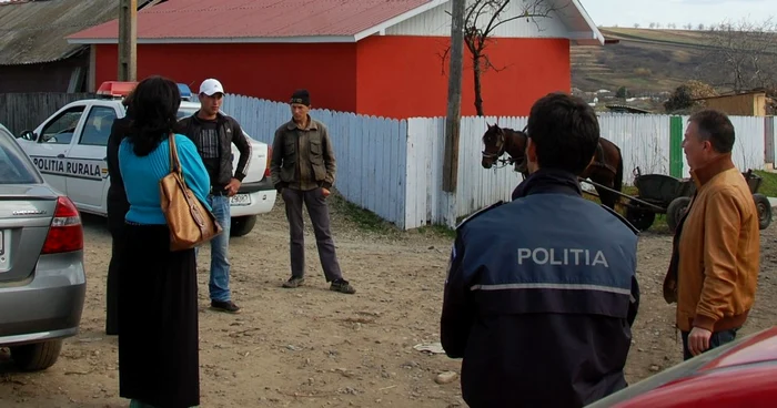 Completul de judecat s-a deplasat în satul unde a avut crima, solicitând suspectului (tânărul cu şapca albă) să refacă traseul din noaptea comiterii faptei                        FOTO Simona Voicu