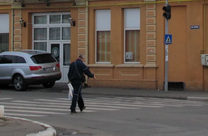 Traversarea pe zebră vă scuteşte de neplăceri