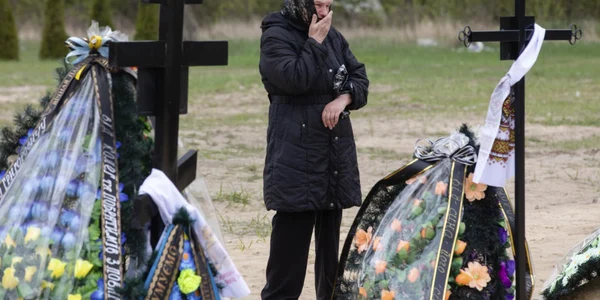 Razboi Ucraina Rusia distrugeri morti raniti refugiati 1-2 mai 2022 cimitir Irpin FOTO EPA-EFE