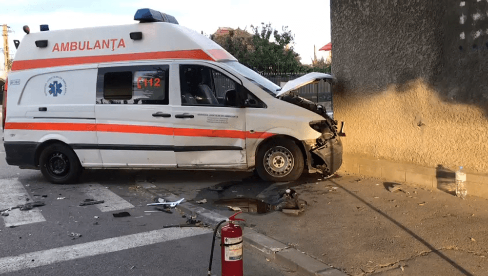 Accident cu ambulanța, în Prahova. O asistentă medicală este grav rănită VIDEO
