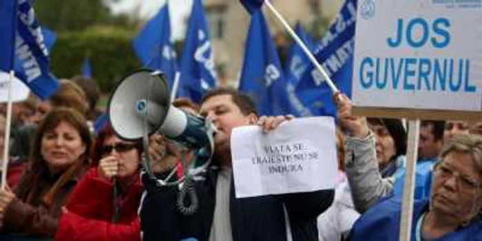 Funcţionarii încep a treia săptămână de proteste 