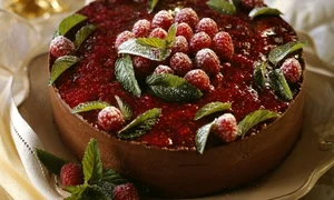 tort cu ciocolata zmeura piscoturi 580x400 jpeg