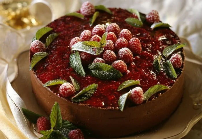 In zilele de vara racoreste-te cu o felie rece de tort de ciocolata cu zmeuraclickpoftabuna.ro