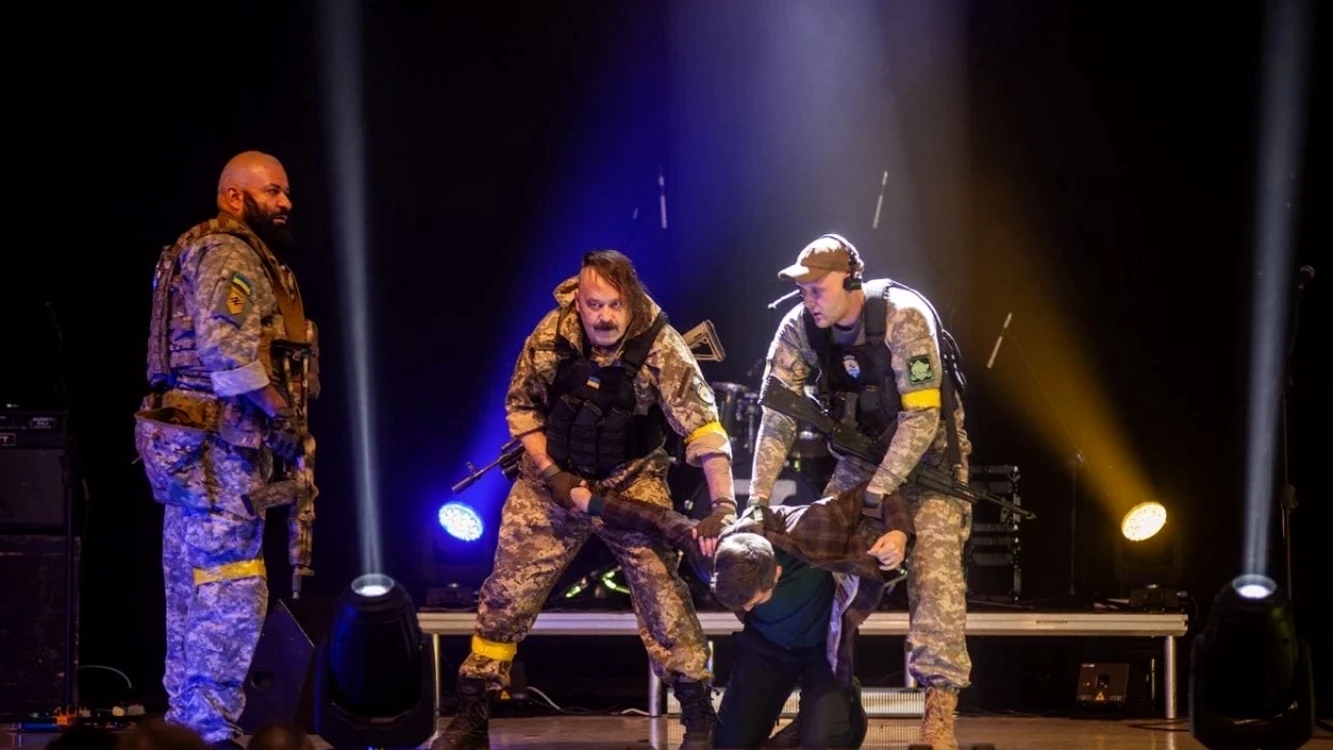 Scenă din piesa de teatru „Oameni politicoși” / Foto: The Moscow Times