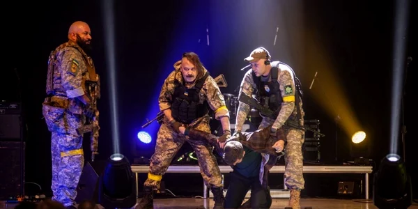 Scenă din piesa de teatru „Oameni politicoși” / Foto: The Moscow Times