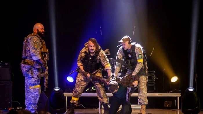 Scenă din piesa de teatru „Oameni politicoși” / Foto: The Moscow Times