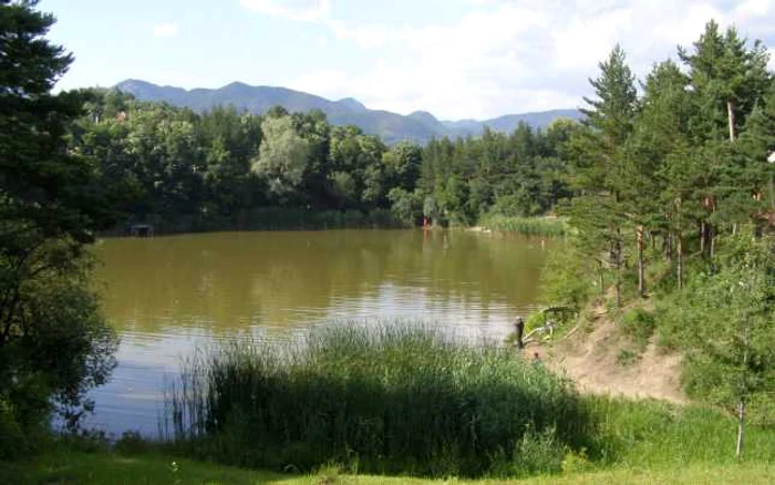 
    Bărbatul căzut în ”Lacul fără fund” nu a mai ieșit la suprafață Foto: adevarul.ro  