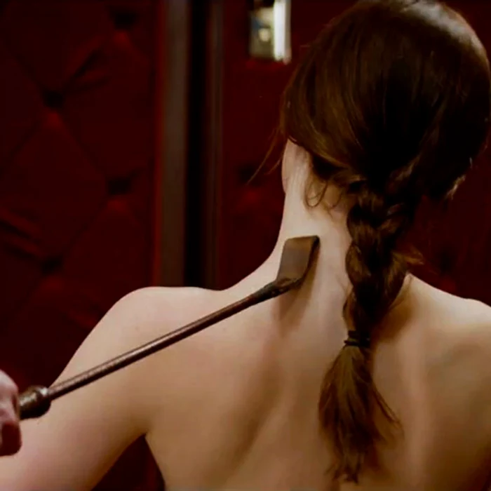 Bazat pe romanele scrise de E.L. James, "The Fifty Shades of Grey" urmăreşte relaţia dintre Anastasia Steele şi Christian Grey, personaje interpretate de Dakota Johnson şi Jamie Dornan. Foto: Captură video
