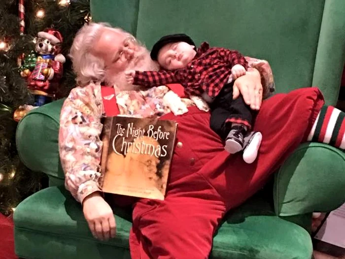 
    Puștiul de șase luni, adormit în brațele lui Moș Crăciunfoto: arhiva personală  