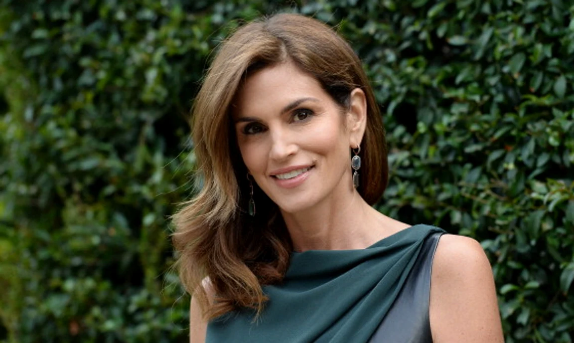 Cindy Crawford, în intimitate! Fotomodelul își etalează picioarele perfect sculptate la 56 de ani