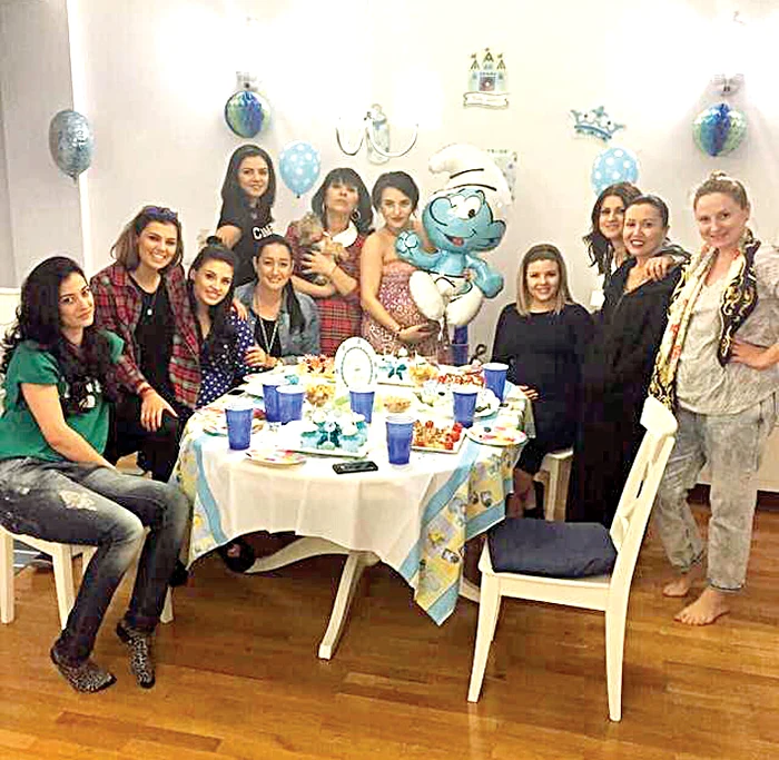 
    Giulia a invitat şi vedete la petrecerea  dată în cinstea bebeluşului încă nenăscut  