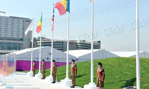 Drapelul României  flutură începând de ieri alături de cele  ale celorlalte ţări  participante jpeg