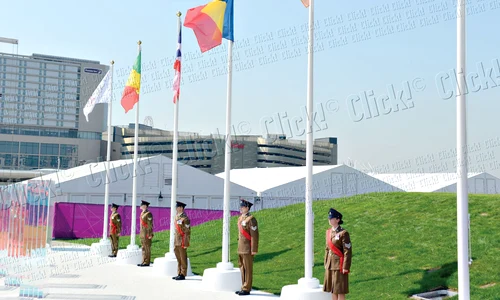 Drapelul României  flutură începând de ieri alături de cele  ale celorlalte ţări  participante jpeg