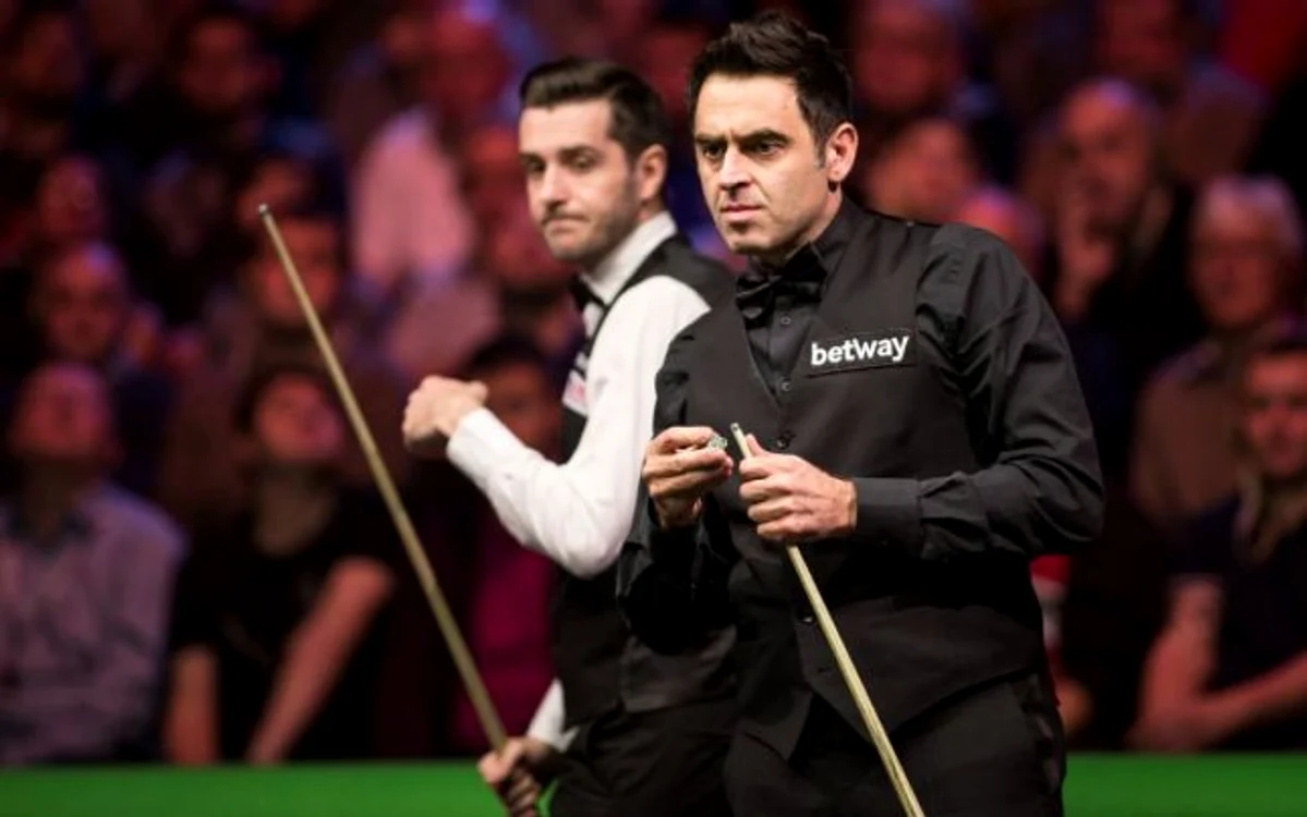 Ronnie O'Sullivan, în prim-plan, în timpul unui duel cu Mark Selby