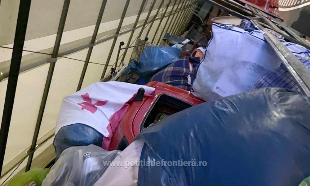 Un TIR cu 10 tone de articole second hand a fost întors din vama Petea în Ungaria