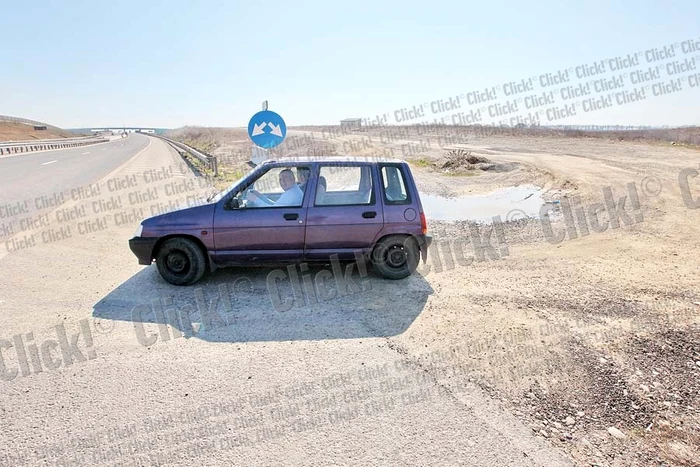 
    Maşinile intră şi ies  de pe autostradă pe  “breteaua” de ţară (Fotografii: Sever Gheorghe)  