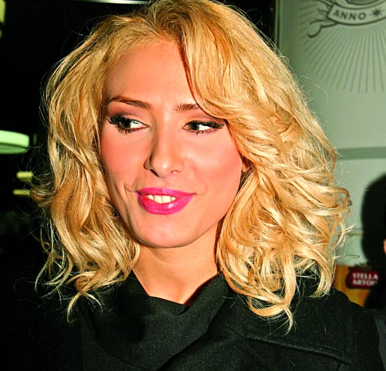
    Iulia Vântur  