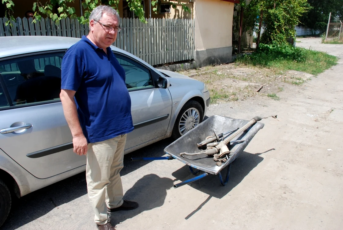 
    Vasile Spulber, un brăilean cu simţul umorului, şi piesele auto stricateFoto: "Adevărul"  