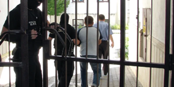 Hunedoara: Poliţistul acuzat de şpagă, adus în faţa instanţei