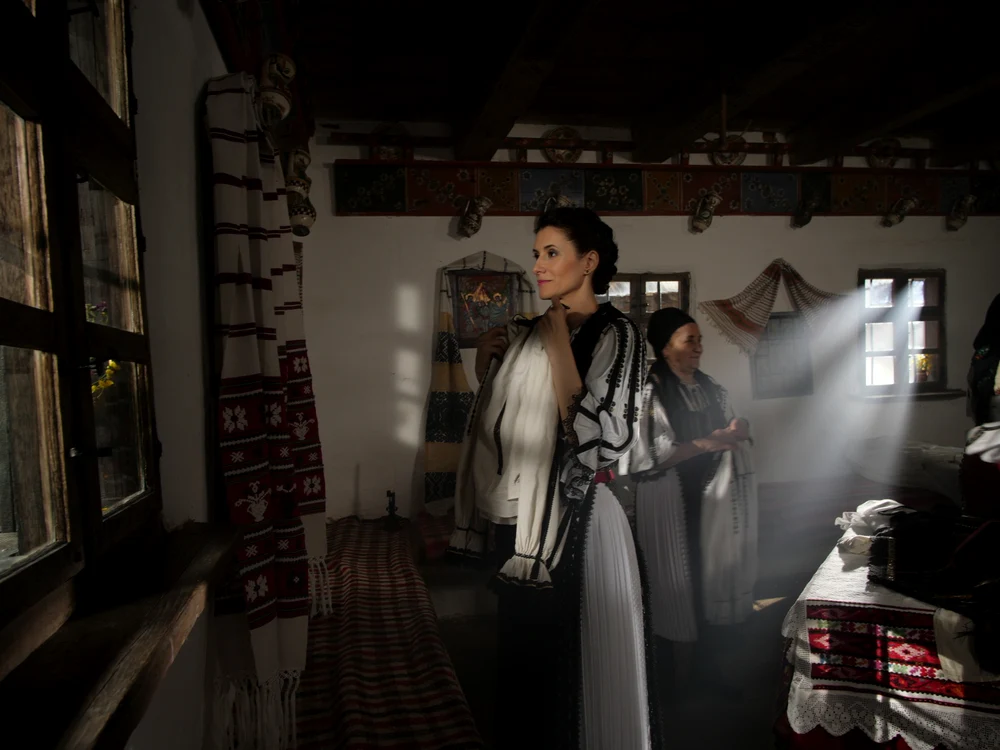 
    Iuliana Tudor debutează în lumea filmului, cu un documentar dedicat iei româneștifoto: TVR1  