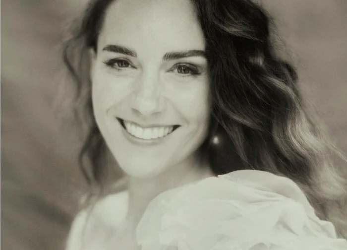 Kate Middleton a făcut publice trei portrete oficale cu ocazia împlinirii a 40 de ani