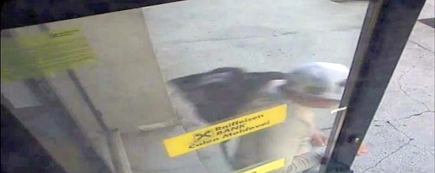 0:35. După ce iese,  o ia la fugă şi  dispare în mulţime