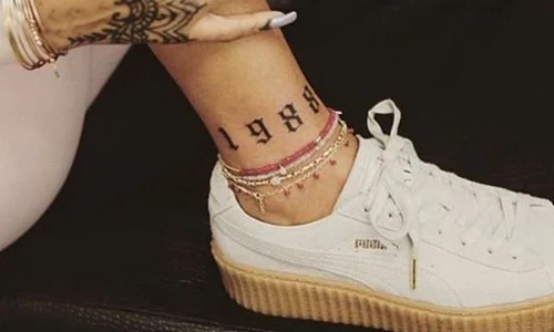 Cântăreaţa şi a tatuat în jurul gleznei anul ei de naştere  jpeg