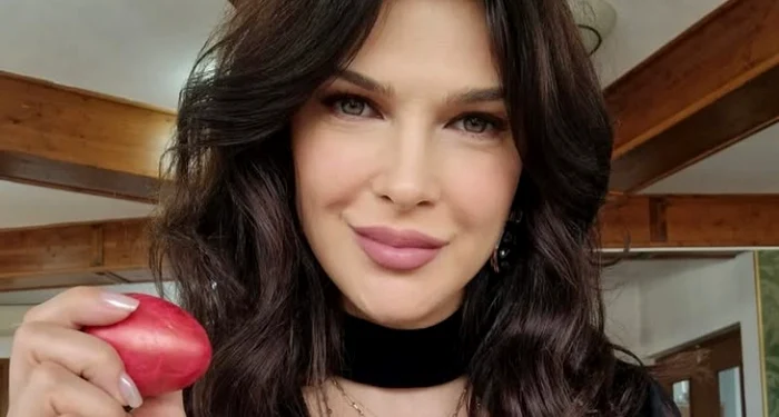 Monica Bîrlădeanu ciocnește ouă roșii cu Valeriu Gheorghiță foto: Instagram
