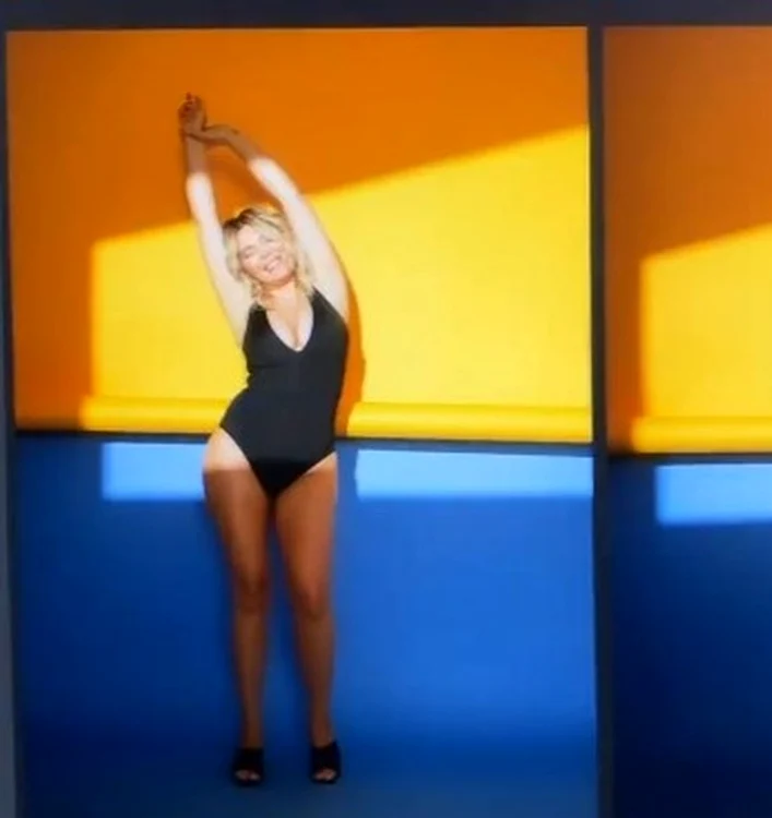 Gina Pistol, în costum de baie, la două luni de la nașterea Josephinei Sursă foto: Captură video
