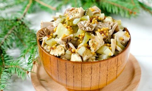 Salata de pui cu muraturi  Sursa foto shutterstock 732469204 jpg