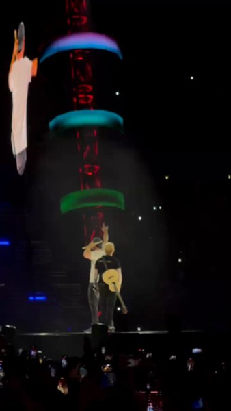 Invitatul surpriză care a făcut furori la concertul lui Ed Sheeran. Chris Hemsworth a învățat să bată la tobe pentru acest spectacol VIDEO