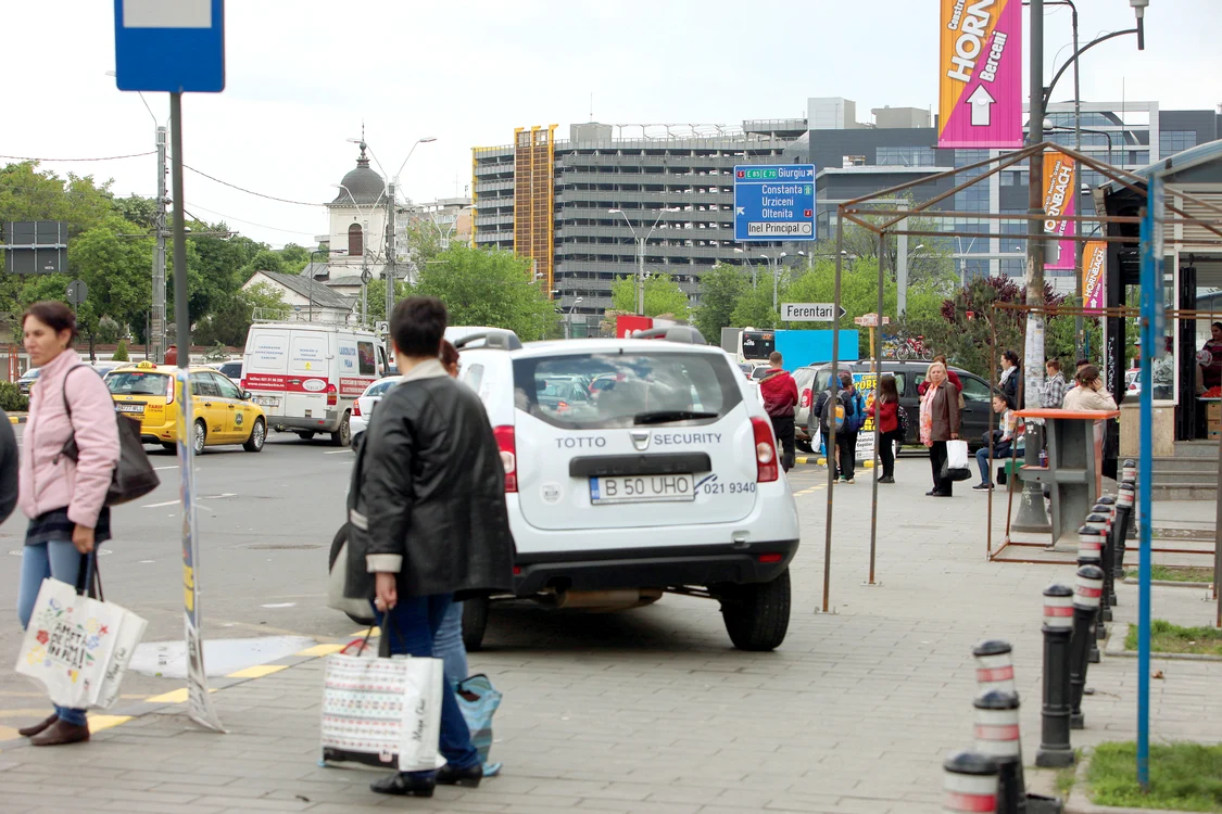 
    6 mai. La Eroii Revoluției, nici urmă de banner  electoral, iar panourile  amplasate de primărie  erau goale  