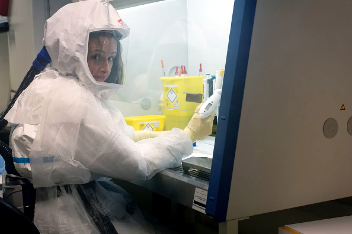 laboratoare din întreaga lume încercă să găsească tratamentul şi vaccinul pentru COVID-19. FOTO: Getty Images