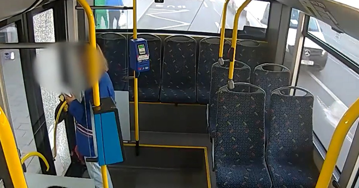 Căutată după vandalizarea unui troleibuz în Cluj-Napoca