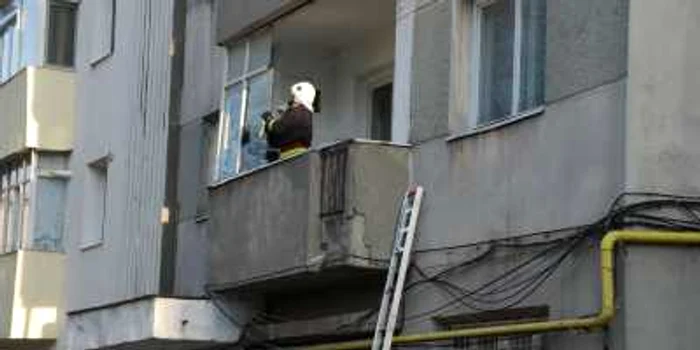 Pompierii au îndepărtat toate geamurile de la balcon